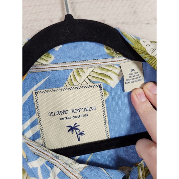 Tommy Bahama Blue Floral Men's Casual Button Down Shirt - Picture 3 of 5